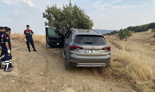 Ağaca çarpan otomobilde bilekleri ve boynu kesilmiş erkek cesedi bulundu