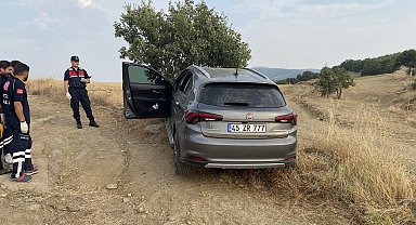 Ağaca çarpan otomobilde bilekleri ve boynu kesilmiş erkek cesedi bulundu
