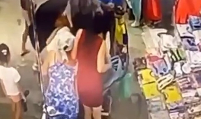 Bebek arabasından cüzdanı böyle çaldı