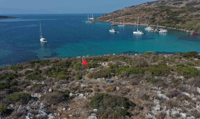 Bodrum'da ada ve koylar Türk bayrağı ile donatıldı