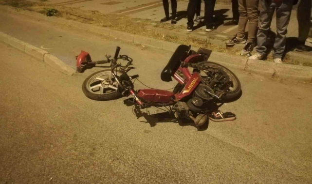 Çarpışan iki motosikletten biri parçalandı, 4 kişi yaralandı