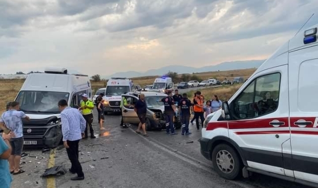 Denizli'de karavan ile hafif ticari araç çarpıştı: 2'si ağır 9 kişi yaralandı