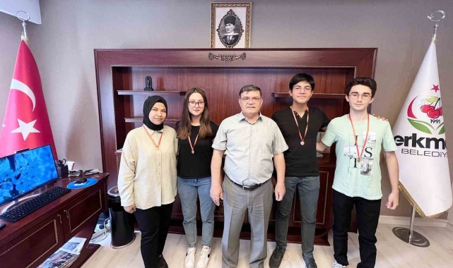 Dereceye giren öğrencilere cumhuriyet altını