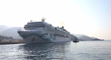 Dev yolcu gemisi Marmaris Limanı'na demir attı