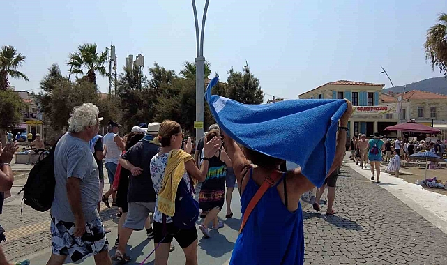 Foça'da sahillerin özel işletmelere açılmasına havlulu eylem