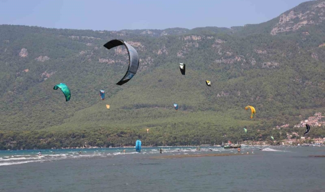 Gökova Körfezi'ni kitesurfçüler renklendiriyor