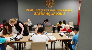 Görme engelli 451 satranç sporcusu şampiyonluk için hamlelerini yapıyor
