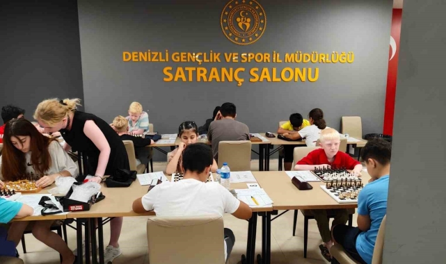 Görme engelli 451 satranç sporcusu şampiyonluk için hamlelerini yapıyor