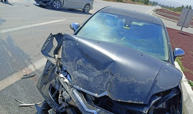 Hafif ticari araç ile otomobilin çarpıştığı kazada 6 kişi yaralandı