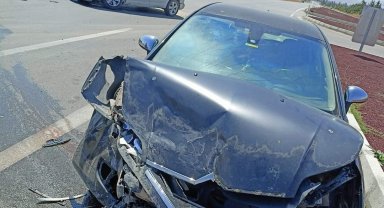 Hafif ticari araç ile otomobilin çarpıştığı kazada 6 kişi yaralandı