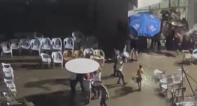 Halay sevdası yağmur dinlemedi: Masa ve sandalyelerle böyle halay çektiler