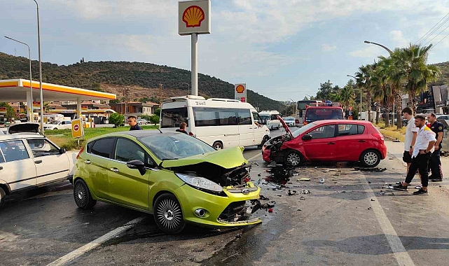 İki otomobil kafa kafaya çarpıştı: 1 yaralı