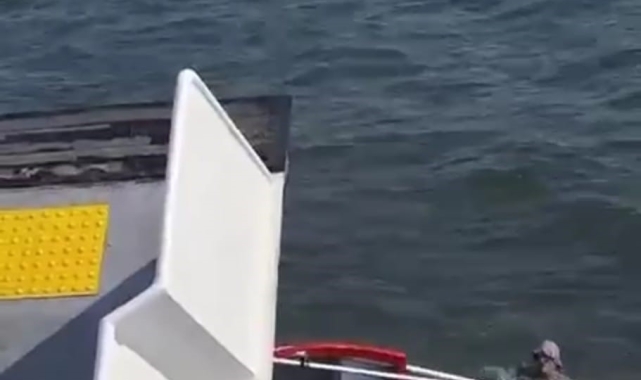 İzmir Körfezi'nde teknesi alabora olan denizci böyle kurtarıldı