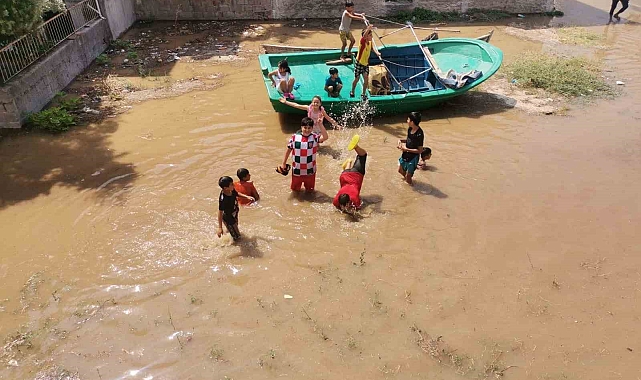 İzmir'de ana su borusu patladı: Çocuklar boş arsada yüzdü