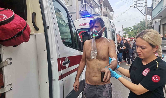 İzmir'de ev yangını: 1'i bebek 9 kişi dumandan etkilendi