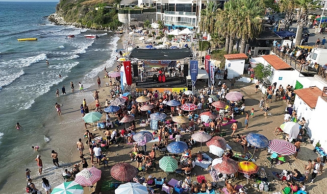 Kuşadası'nın halk plajları partilerle renkleniyor