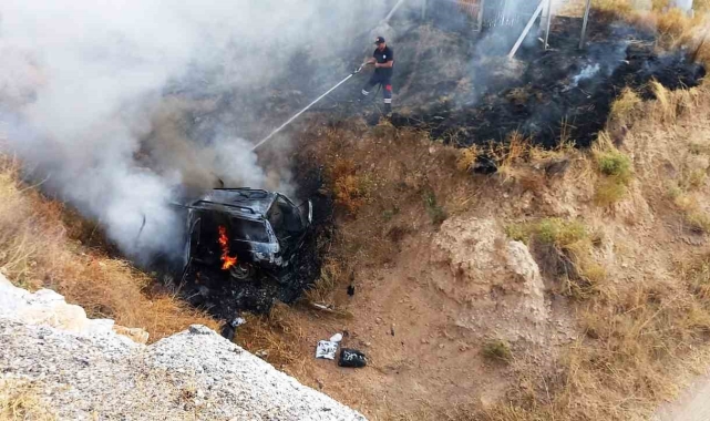 Kütahya-Afyonkarahisar yolunda kaza yapan araç alev aldı: 2 yaralı