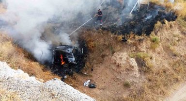 Kütahya-Afyonkarahisar yolunda kaza yapan araç alev aldı: 2 yaralı