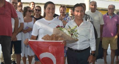 Kuzey Kanalı'nı yüzerek geçerek adını tarihe yazdıran Aysu memleketinde coşkuyla karşılandı