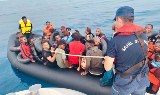Lastik bottaki 59 düzensiz göçmen yakalandı