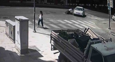 Manevra yapan otomobile çarpan motosikletli ağır yaralandı