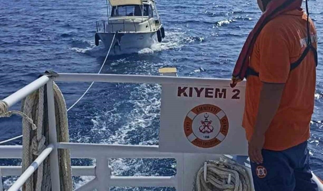 Marmaris Selimiye açıklarında arızalanan tekneyi KIYEM ekipleri kurtardı