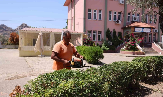 Marmaris'te okul bahçeleri yeni döneme hazırlanıyor