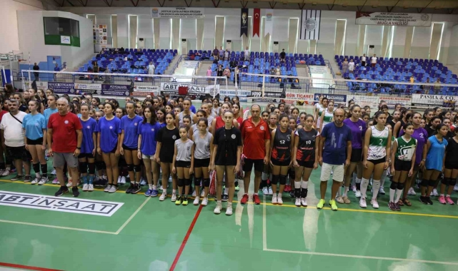 Minik voleybolcular Zafer Bayramı için oynadı