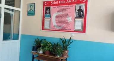 Müdür ve öğretmenler el ele verdi, okulun boya badanasını yaptı