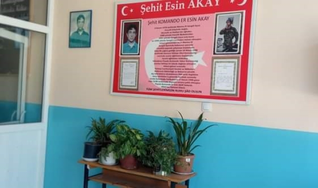 Müdür ve öğretmenler el ele verdi, okulun boya badanasını yaptı