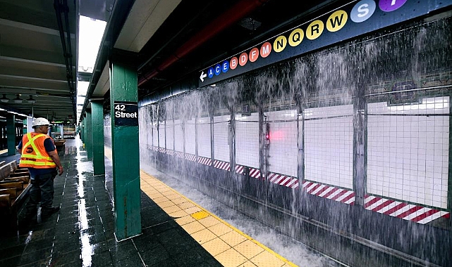 New York'ta 127 yıllık su şebekesi patladı: Metro sular altında kaldı