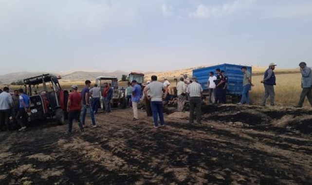 Saman balyası yangınında 2 traktör yanarak kullanılamaz hale geldi