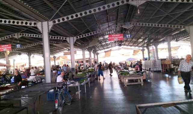Sıcaklardan semt pazarı da etkilendi, pazar tezgahları boş kaldı