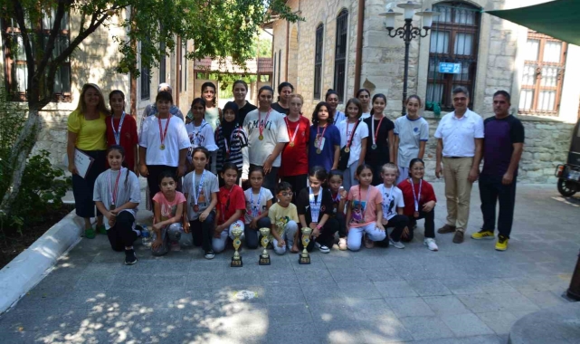 Söke Halk Eğitim Merkezi'nin karate sporcuları Gemlik'ten başarılarla döndü
