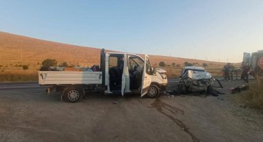 Sürücü değiştirmek isteyen kamyonete otomobil çarptı, 2 kişi öldü