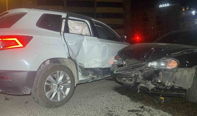 Uşak'ta iki otomobil kavşakta çarpıştı: 5 yaralı