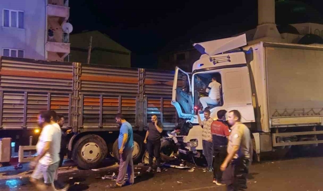Uşak'ta kamyon tıra arkadan çarptı: 1 yaralı