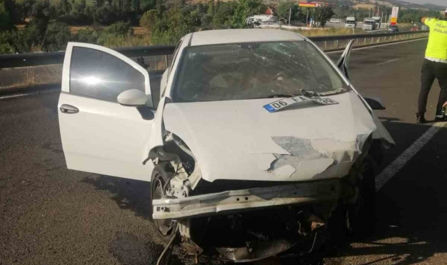Uşak'ta yoldan çıkan otomobil bariyerlere vurdu: 2 ölü