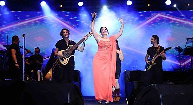 Zara ve Uğur Aslan'dan yağmur altında müzik ziyafeti