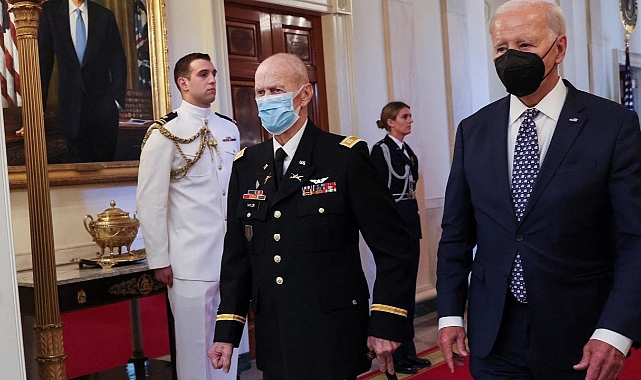 ABD Başkanı Biden madalya törenine maskeyle katıldı