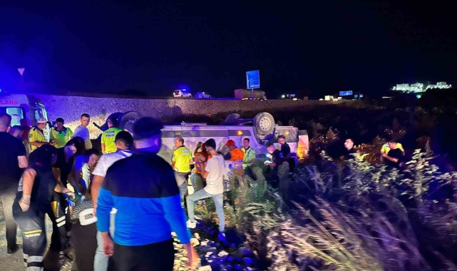 Akhisar'da işçi servisi tarlaya uçtu: 12 yaralı