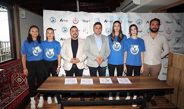 Başkan Acar, Aliağa'nın profesyonel kadın voleybolcularıyla bir araya geldi