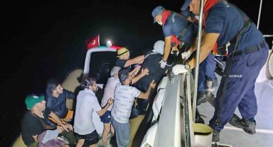 Düzensiz göçmenler bot arızalınca yardım istediler