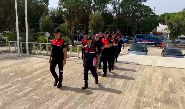Foça'da ticari taksiyle göçmen kaçakçılığında 13 tutuklama