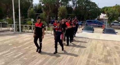 Foça'da ticari taksiyle göçmen kaçakçılığında 13 tutuklama
