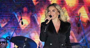 Hadise'den Menemen'de muhteşem konser