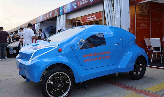 İEÜ'lü öğrencilerin geliştirdiği elektrikli otomobil TEKNOFEST'te tanıtıldı