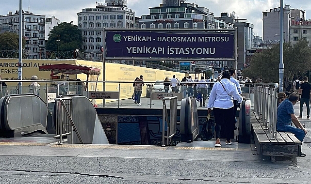 İstanbul'da metroda yaşanan arıza nedeniyle yolcular raylarda yürüdü