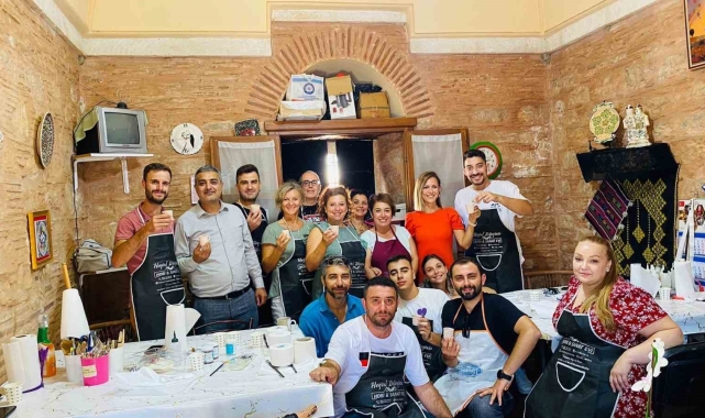 İtalya ve Yunanistan'dan gelen heyet ebru ve çini atölyelerini gezdi