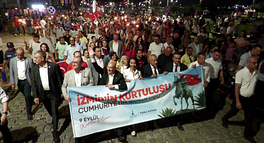 İzmir, 9 Eylül'de Geleneksel Fener Alayı ile Kurtuluşunu Kutladı